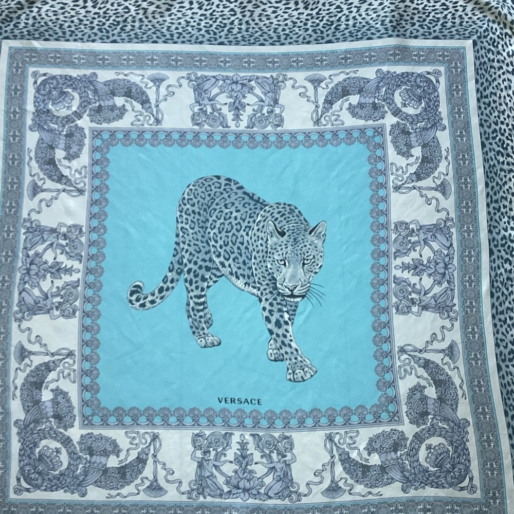 Versace silk scarf - Picture 8 of 9